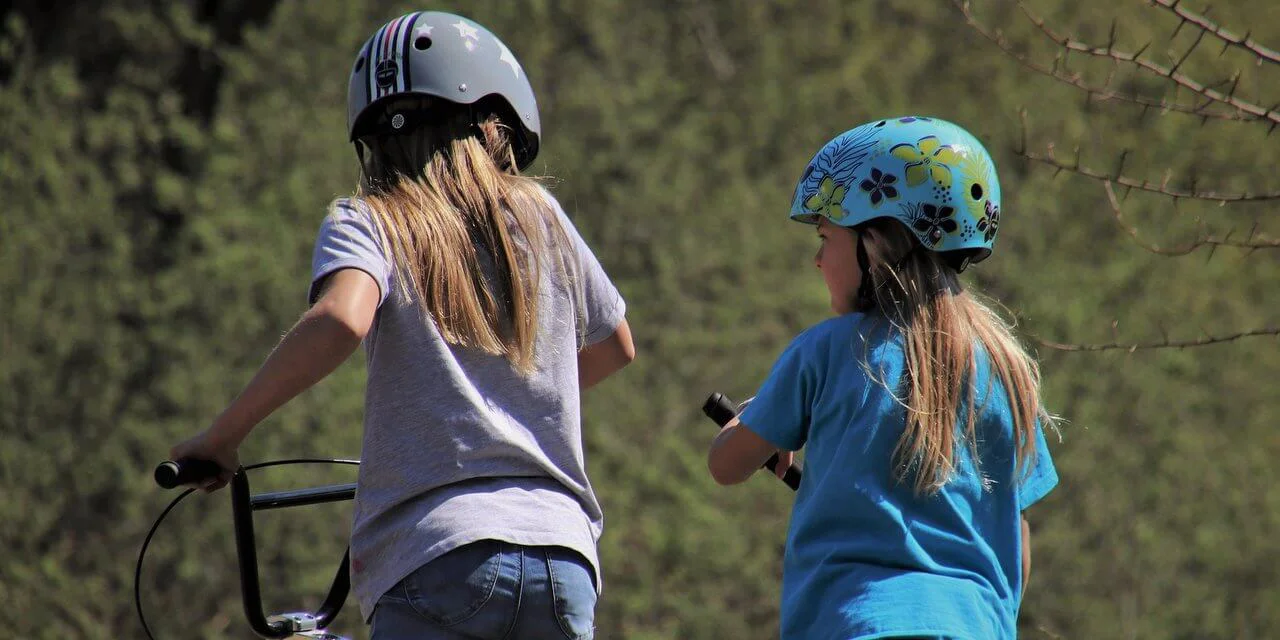 Kerékpártúra gyerekekkel fejvédő sisakban