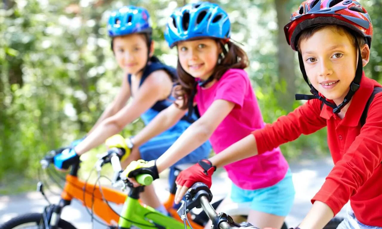 Kerékpártúra gyerekekkel, fejvédőben