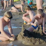 Szabadstrand homokvár építés